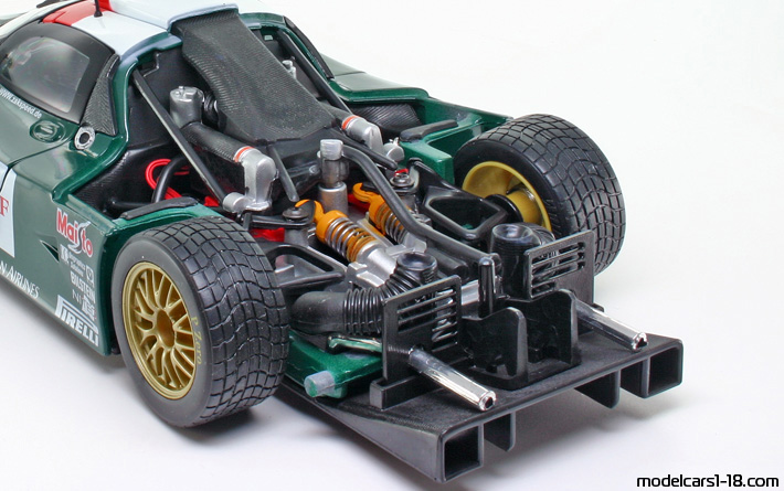 1998 - Porsche 911 GT1 Maisto 1/18 (Зелёный / Kрасный) Двигатель