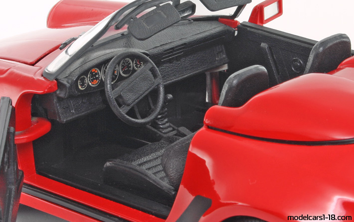1989 - Porsche 911 Speedster (930) Maisto 1/18 (Kрасный) Интерьер панель приборов