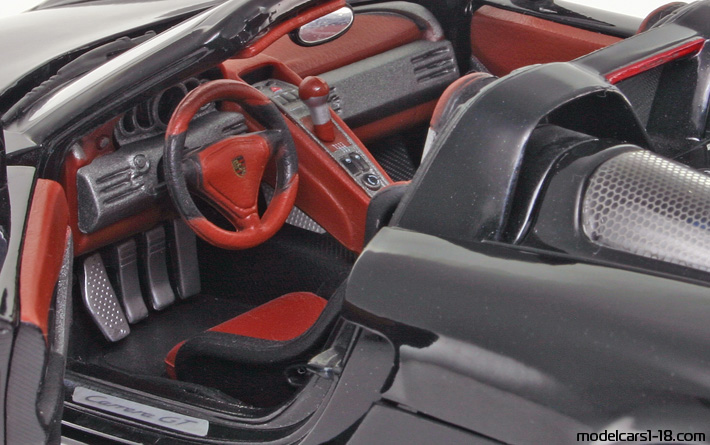 2004 - Porsche Carrera GT (980) Maisto 1/18 (Чёрный) Интерьер панель приборов