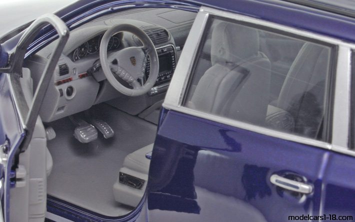 2002 - Porsche Cayenne S (9PA) Maisto 1/18 (Синий) Интерьер панель приборов