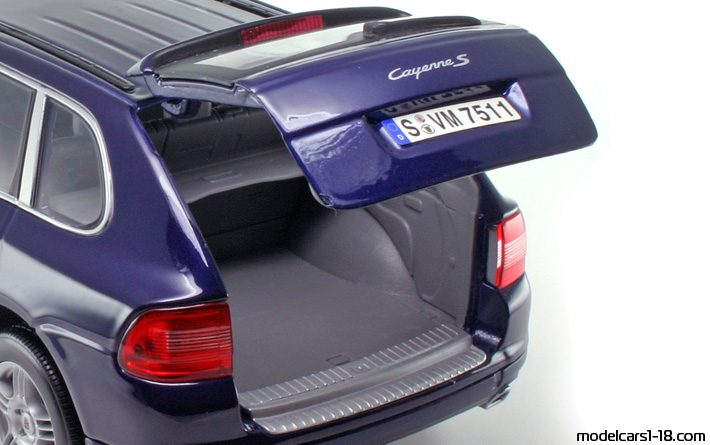 2002 - Porsche Cayenne S (9PA) Maisto 1/18 (Синий) Багажник / Поднимающиеся фары