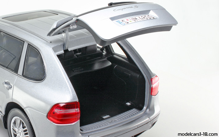 2007 - Porsche Cayenne S (9PA) Norev 1/18 (Серебристый) Багажник / Поднимающиеся фары