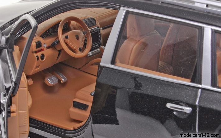 2002 - Porsche Cayenne Turbo (9PA) Maisto 1/18 (Чёрный) Интерьер панель приборов