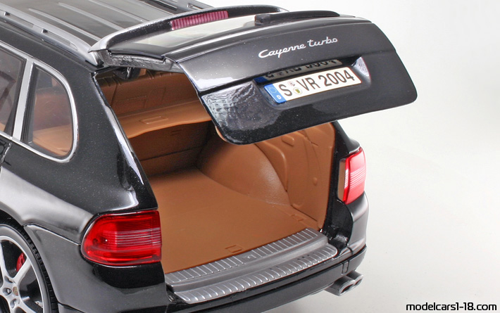 2002 - Porsche Cayenne Turbo (9PA) Maisto 1/18 (Чёрный) Багажник / Поднимающиеся фары