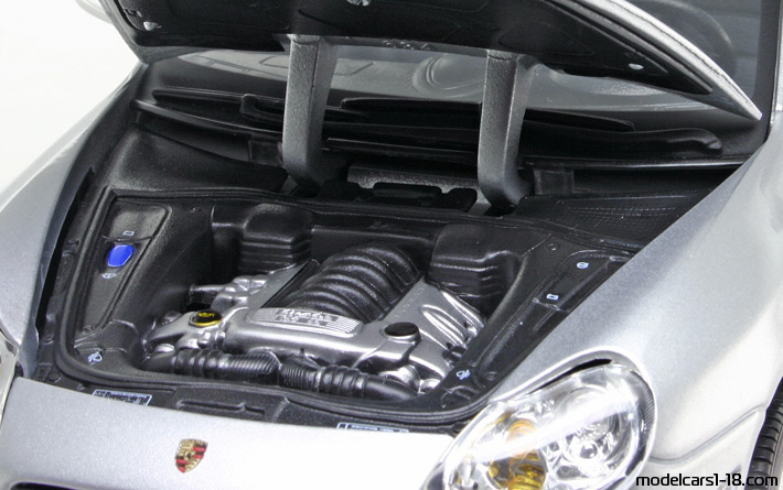 2002 - Porsche Cayenne Turbo (9PA) Maisto 1/18 (Серебристый) Двигатель