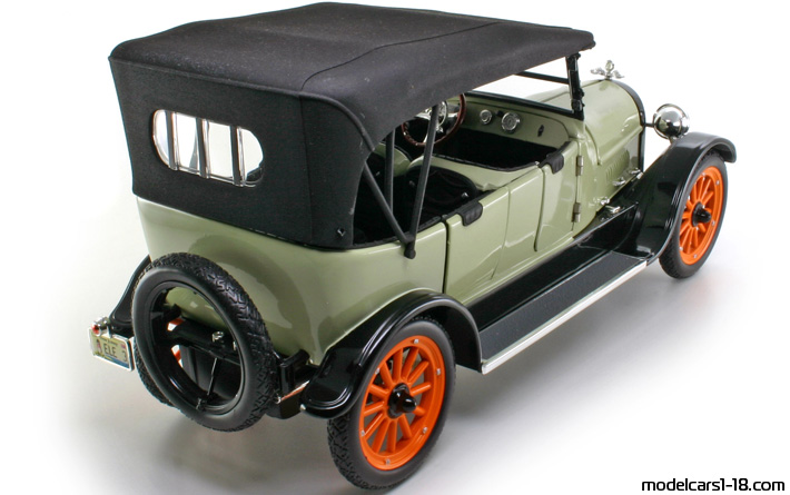 1917 - REO Touring Signature Models 1/18 (Kрасный / Чёрный) Задняя правая сторона