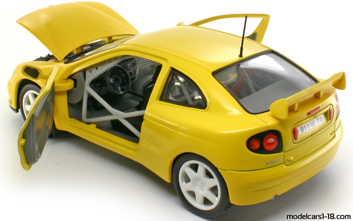 1998 - Renault Maxi Megane Anson 1/18 (Жёлтый) Открывающиеся части