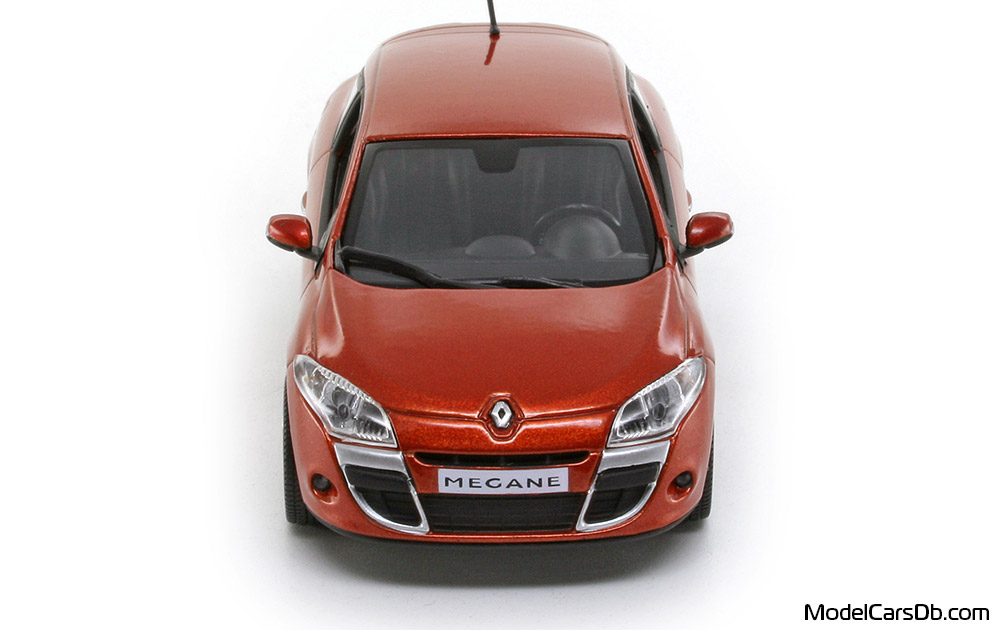 2009 - Renault Megane Norev 1/43 (Kрасный) Спереди
