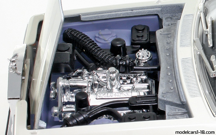 1976 - Rolls Royce Camargue Bburago 1/22 (Белый) Двигатель