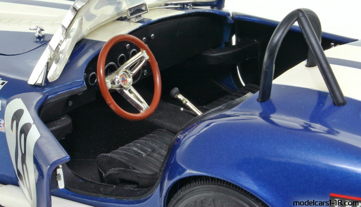 1964 - Shelby Cobra 427 S/C ERTL 1/18 (Синий / Белый) Интерьер панель приборов