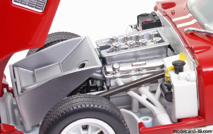 1965 - Shelby Daytona Cobra Road Signature 1/18 (Kрасный / Белый) Двигатель