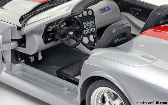 1999 - Shelby Series 1 Bburago 1/18 (Серебристый / Kрасный) Интерьер панель приборов