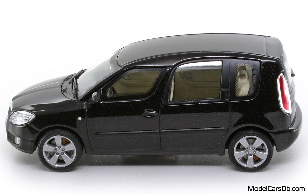 2007 - Skoda Roomster Abrex 1/43 (Чёрный) Сторона