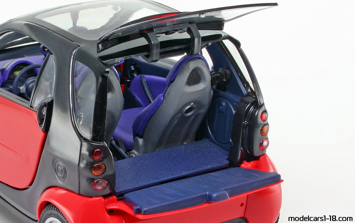 1998 - Smart City-Coupe Maisto 1/18 (Kрасный / Чёрный) Багажник / Поднимающиеся фары