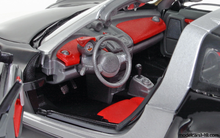 2003 - Smart Roadster Coupe Bburago 1/18 (Чёрный / Серебристый) Интерьер панель приборов