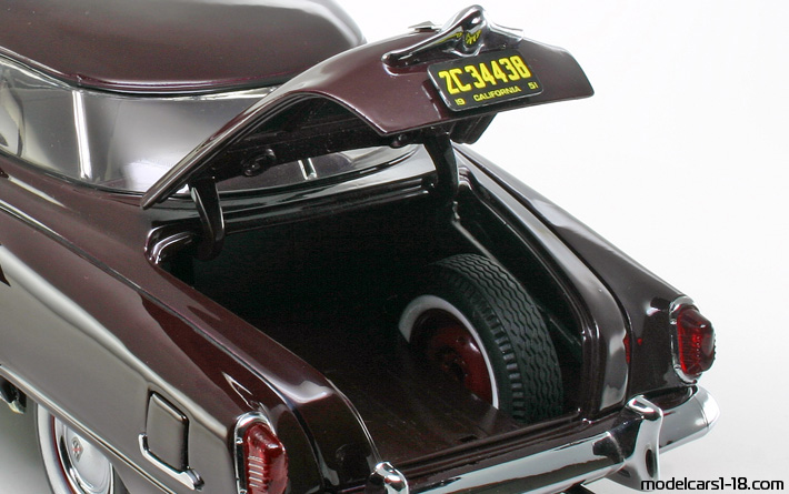 1951 - Studebaker Champion Starlight Highway 61 1/18 (Kрасный) Багажник / Поднимающиеся фары