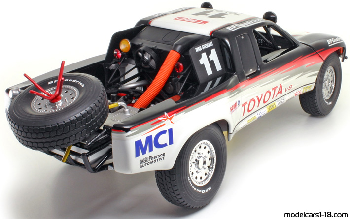 1998 - Toyota Trophy Truck AutoArt 1/18 (Чёрный / Белый) Задняя правая сторона