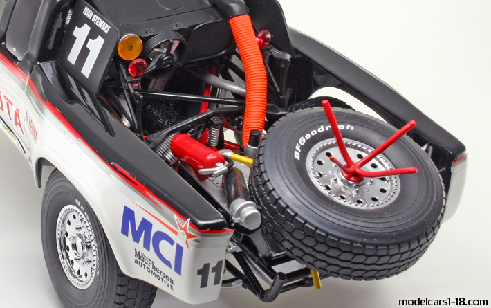 1998 - Toyota Trophy Truck AutoArt 1/18 (Чёрный / Белый) Багажник / Поднимающиеся фары