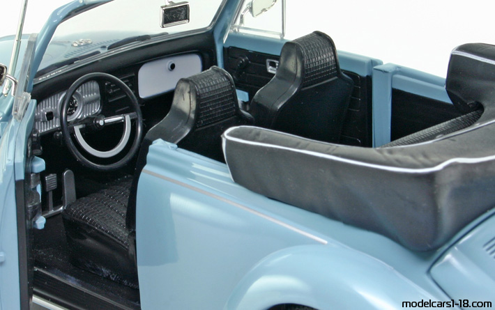 1971 - Volkswagen Beetle (Kaefer) 1302 LS Revell 1/18 (Белый) Интерьер панель приборов