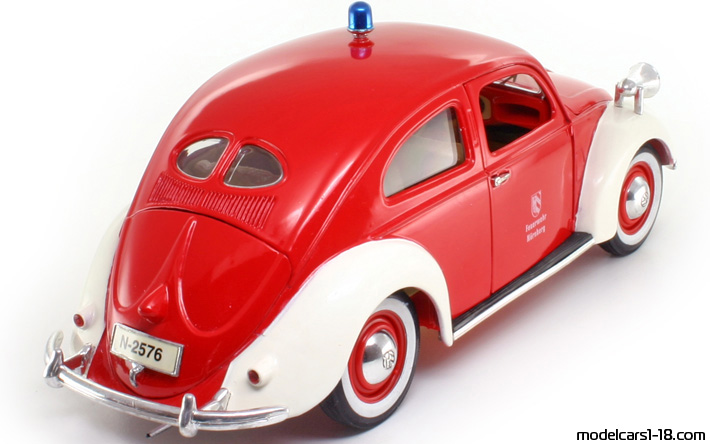 1951 - Volkswagen Beetle (Kaefer) Fire Dept / Police Maisto 1/18 (Kрасный / Белый) Задняя правая сторона