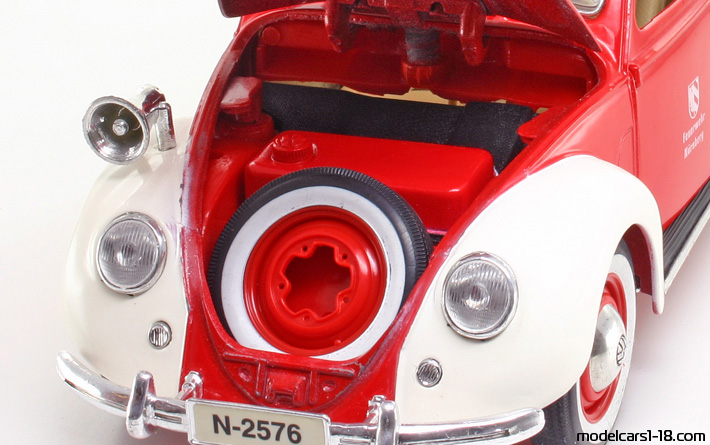 1951 - Volkswagen Beetle (Kaefer) Fire Dept / Police Maisto 1/18 (Kрасный / Белый) Багажник / Поднимающиеся фары