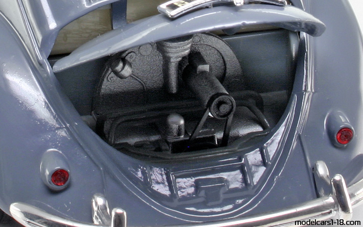 1951 - Volkswagen Beetle (Kaefer) Maisto 1/18 (Серый ) Двигатель