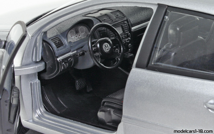 2003 - Volkswagen Golf 1.6 FSI Bburago 1/18 (Серебристый) Интерьер панель приборов