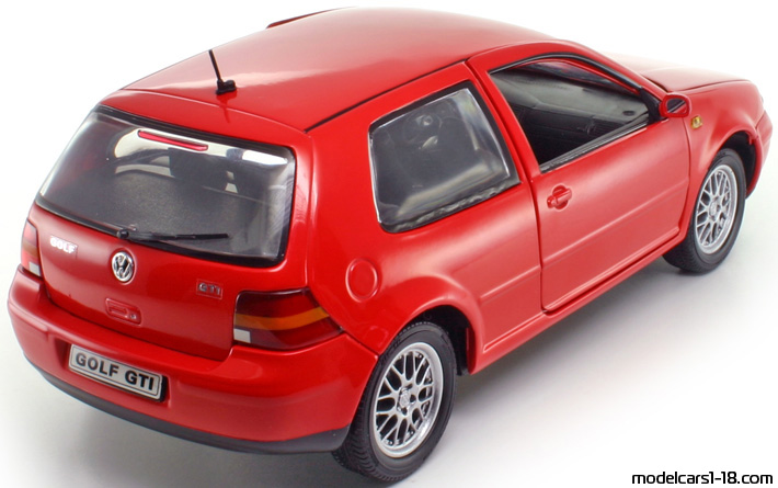 1997 - Volkswagen Golf GTI Revell 1/18 (Kрасный) Задняя правая сторона