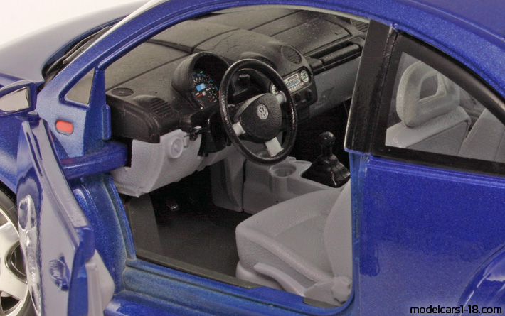 1998 - Volkswagen New Beetle Bburago 1/18 (Синий) Интерьер панель приборов