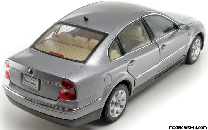 2001 - Volkswagen Passat V6 4Motion Welly 1/18 (Серый ) Задняя правая сторона