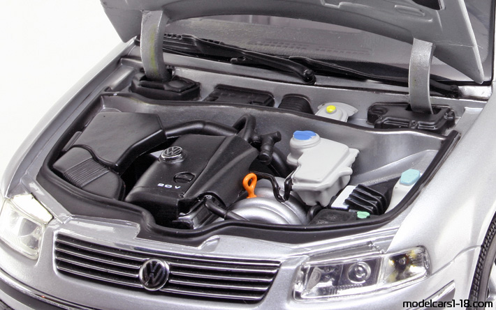 1998 - Volkswagen Passat Anson 1/18 (Светло-серебристый) Двигатель
