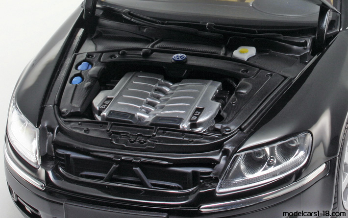 2002 - Volkswagen Phaeton W12 AutoArt 1/18 (Чёрный) Двигатель