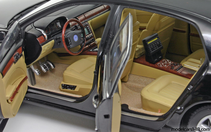 2002 - Volkswagen Phaeton W12 AutoArt 1/18 (Чёрный) Интерьер панель приборов