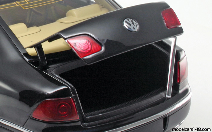2002 - Volkswagen Phaeton W12 AutoArt 1/18 (Чёрный) Багажник / Поднимающиеся фары