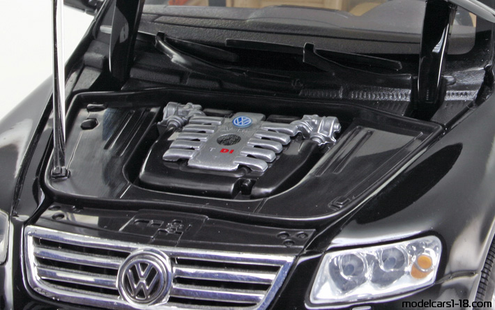 2002 - Volkswagen Touareg V10 TDI Bburago 1/18 (Чёрный) Двигатель