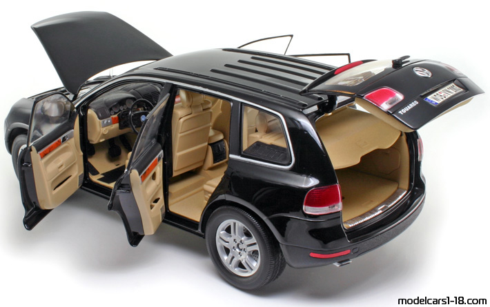 2002 - Volkswagen Touareg V10 TDI Bburago 1/18 (Чёрный) Открывающиеся части