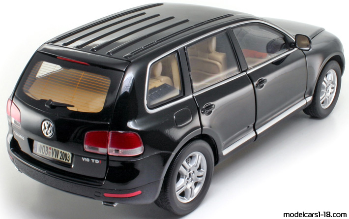 2002 - Volkswagen Touareg V10 TDI Bburago 1/18 (Чёрный) Задняя правая сторона