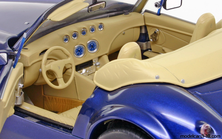 2005 - Wiesmann MF 3 Revell 1/18 (Синий) Интерьер панель приборов