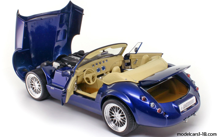 2005 - Wiesmann MF 3 Revell 1/18 (Синий) Открывающиеся части