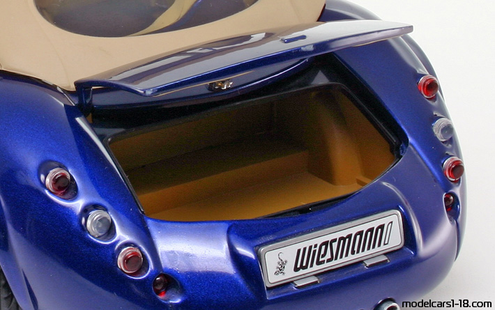 2005 - Wiesmann MF 3 Revell 1/18 (Синий) Багажник / Поднимающиеся фары